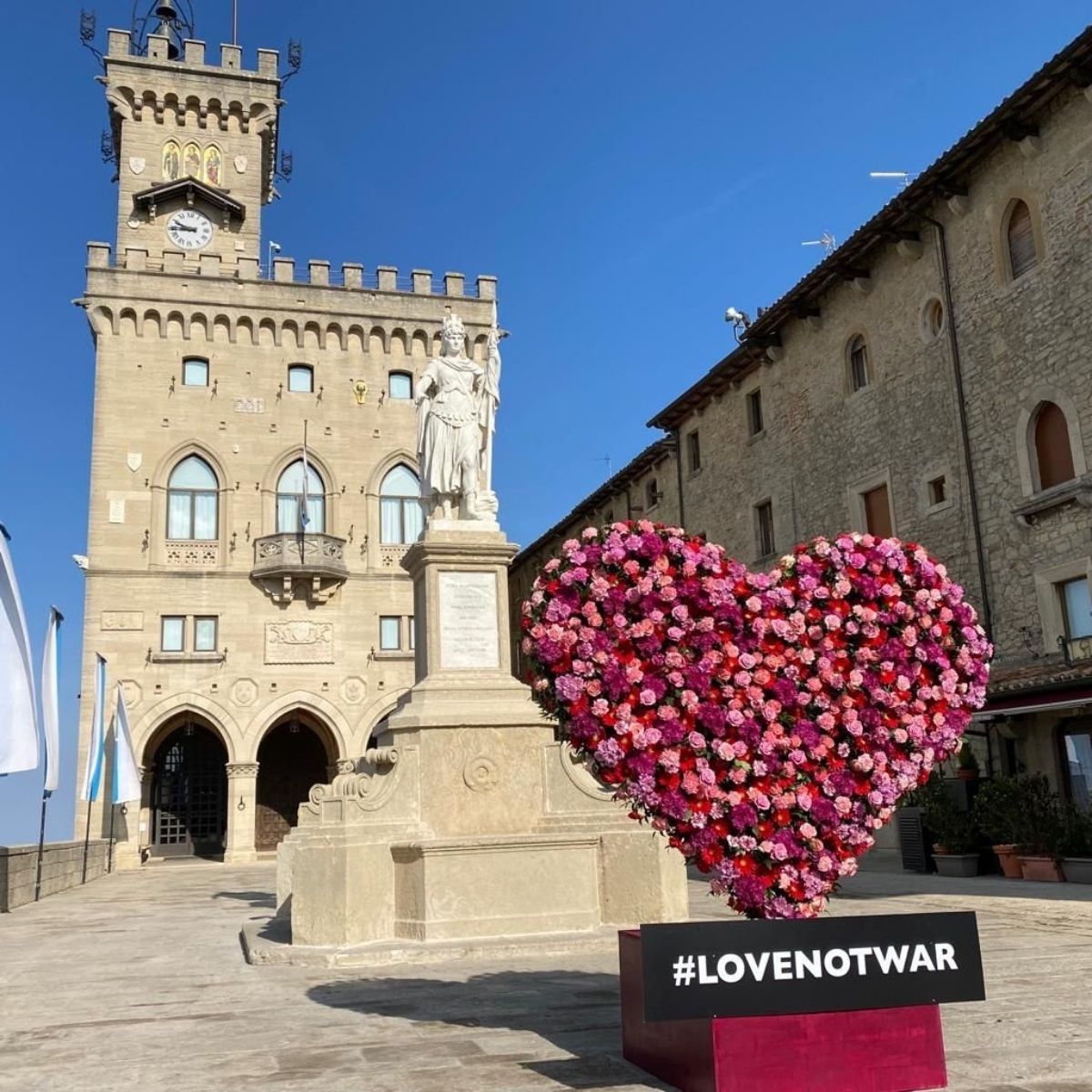 LoveNotWar Italy on Thursd